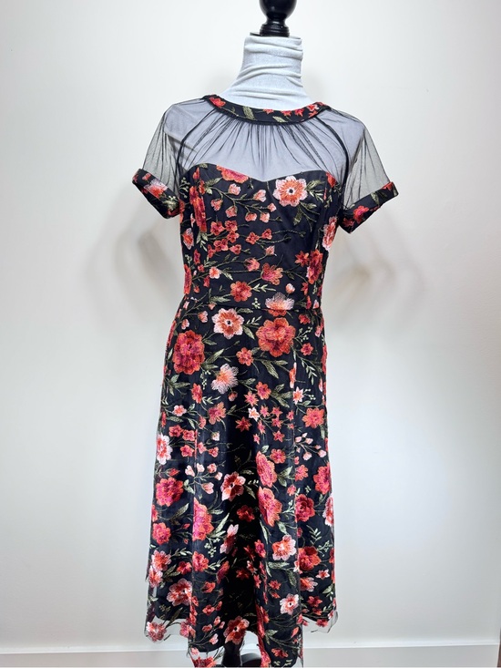 Maggy London Dresses & Skirts - Maggie London Floral Mesh Overlay Short Sleeve Midi Dress in Black/ Red size 12